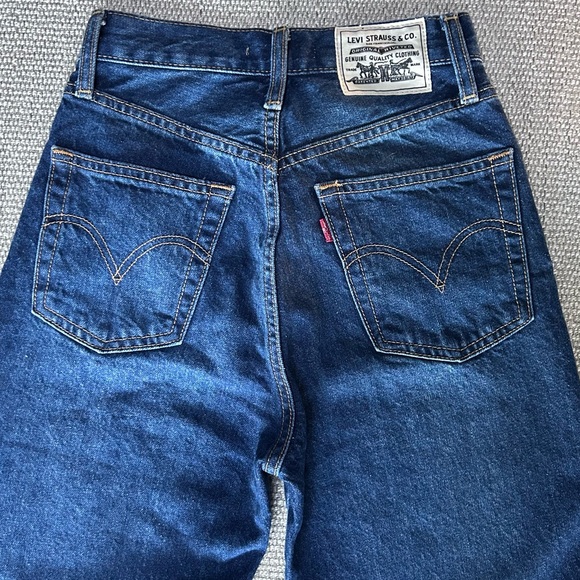 Levi's WellThread Ribcage Wide Leg Cropped Jeans - Picture 15 of 16